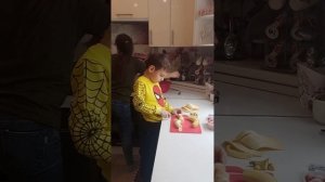 помощник печет блины. МАСЛЕНИЦА. блины на масленицу