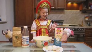 Масленица для детей: Настя учит печь блины с Волком и Кроликом