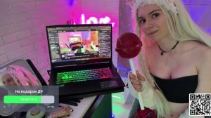 Блогерша Ksufee и огромный чупа