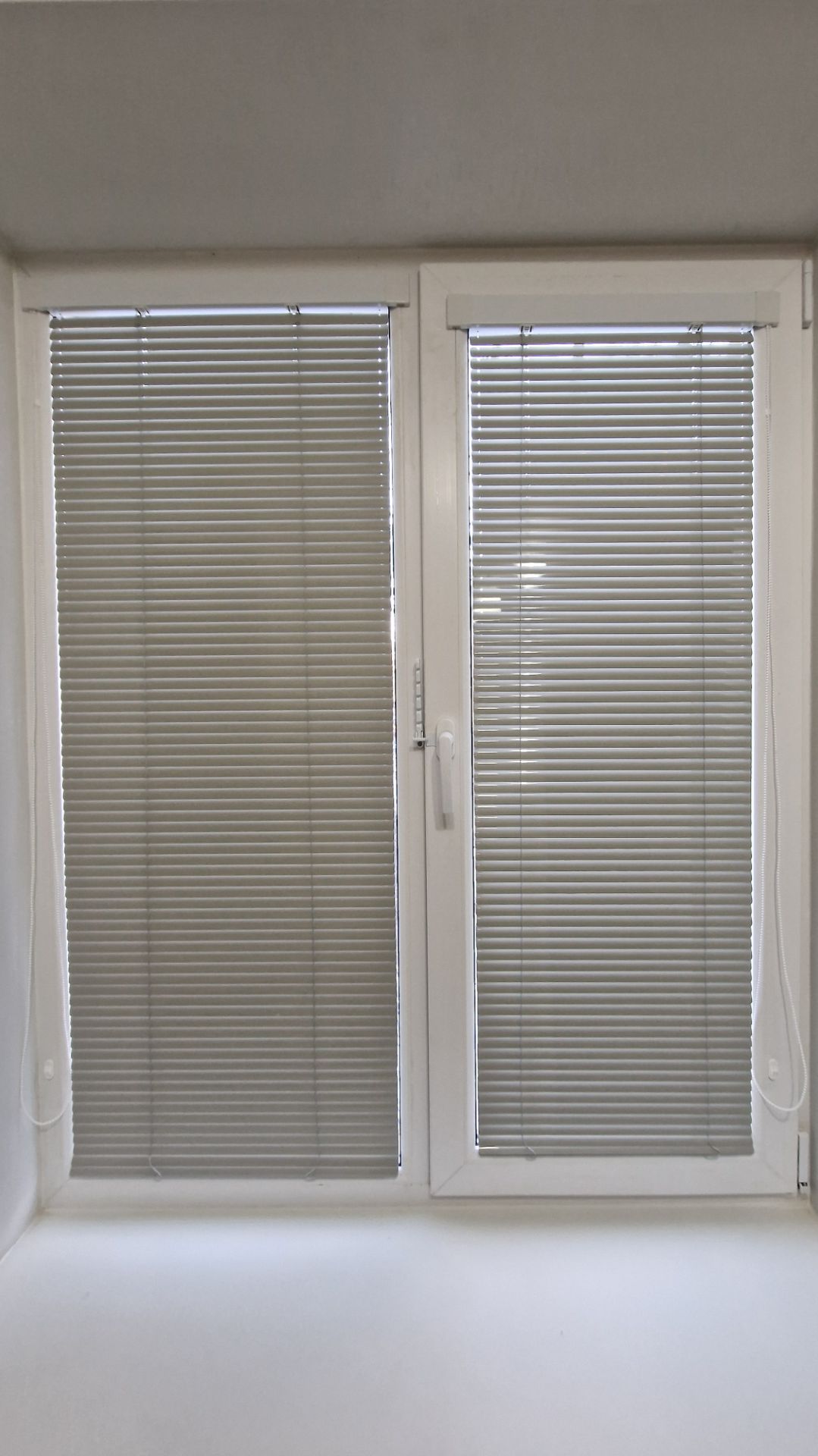 Цвет 84 Серый. Кассетные горизонтальные жалюзи 25 мм. Исотра