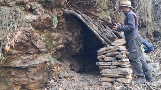 Выживание в одиночку Строительство примитивного пещерного укрытия для зимнего кемпинга