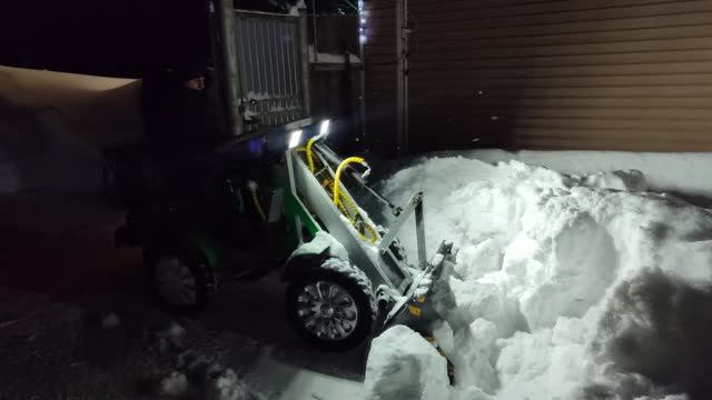 Уборка снега мини погрузчиком