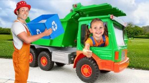 Грузовик переработки в районе — приключение для детей