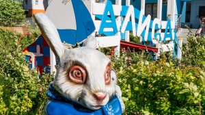 Фигура "Кролика из Алиса в стране чудес" из стеклопластика. Антивандальная, уличная.