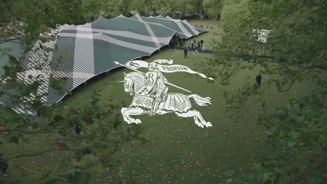 Показ женской коллекции Burberry весна-лето 2024