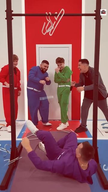 Сколько Вешалок Выдержат Человека! Масленников