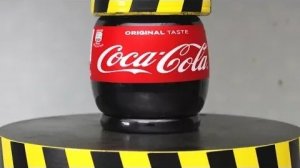 ЭКСПЕРИМЕНТАЛЬНЫЙ ГИДРАВЛИЧЕСКИЙ ПРЕСС весом 100 ТОНН против COCA-COLA