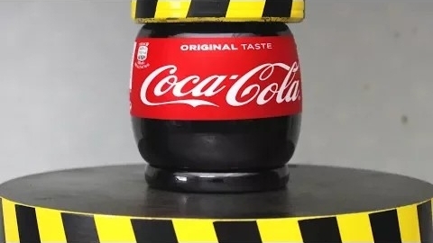 ЭКСПЕРИМЕНТАЛЬНЫЙ ГИДРАВЛИЧЕСКИЙ ПРЕСС весом 100 ТОНН против COCA-COLA