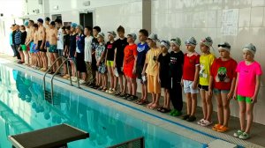 35 взрослых и юных омсукчанцев состязались в плавании