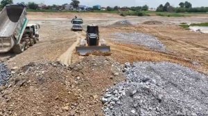 Ух ты, Потрясающая работа!!Самосвал Грузоподъемностью 25 ТОНН Засыпает Озеро Камнем с помощью Бульдо