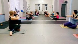 Групповая тренировка на все тело без инвентаря.