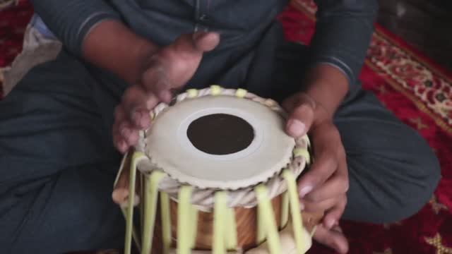 Как изготавливаются традиционные индийские музыкальные барабаны. смотреть онлайн
