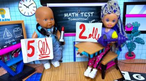 КОШМАР! МЫ ПОМЕНЯЛИСЬ МЕСТАМИ😲😲😲 Катя и Макс веселая ШКОЛА ЖИВЫЕ КУКЛЫ смешные истории Даринелка