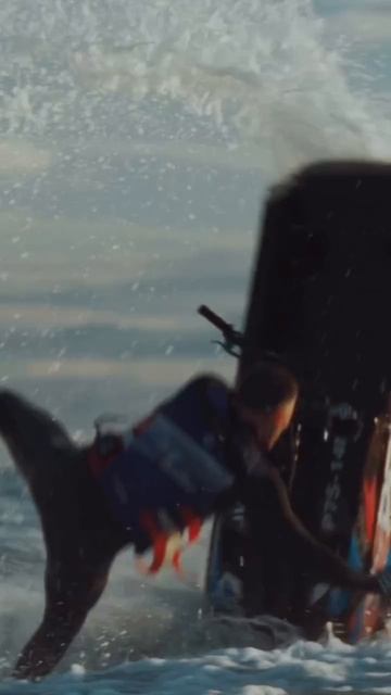 Снегоход даёт белый след и рёв. Гидроцикл - белую пену и рёв. смотреть онлайн