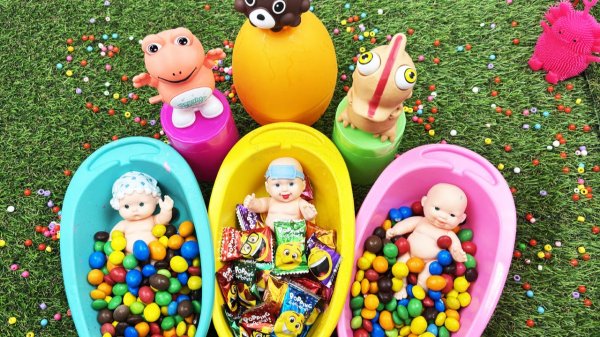 Мультики для девочек. Яркие Куколки с конфетками в разноцветных ванночках. Мультики для малышей