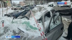 Три автомобиля пострадали из-за схода льда на Красносельской