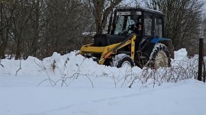 Отдых от лопаты, снег-разрушитель и трактор за окном