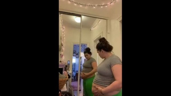 толстушка Келли делает упражнения