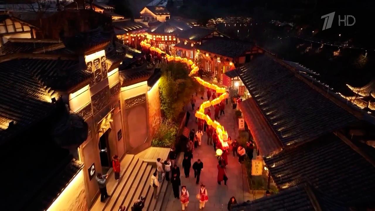 Красочные представления и шоу огней охватили Китай в честь наступления Нового года. смотреть онлайн