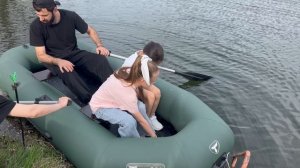Кама на пруду у деда решила прокатиться на лодке