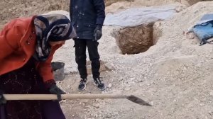 196ч.Марьям строит стену пещеры: копание, подготовка кирпичей и раствора и неустанные усилия.