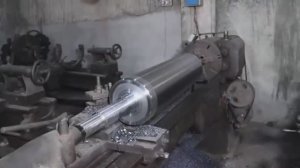 Изготовление прокатного валка из стали, включающий ковку, термическую закалку и чистовую обработку.