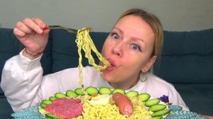 Мукбанг быстрый перекусик Лапша доширак с сосисками и колбасой, огурцы. Еда вкуснота!
