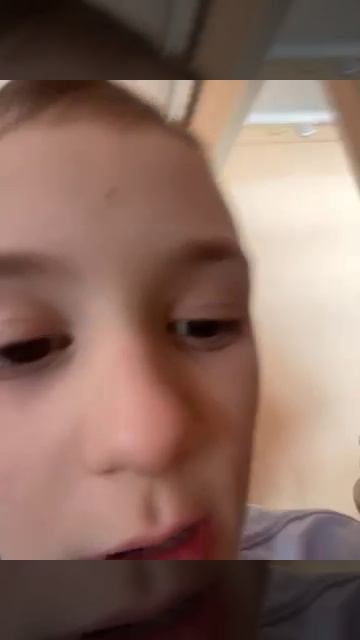 Делаю уроки у мамы на роботе