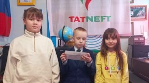 Айнур вручает карточку от UA0DAR Эльвине