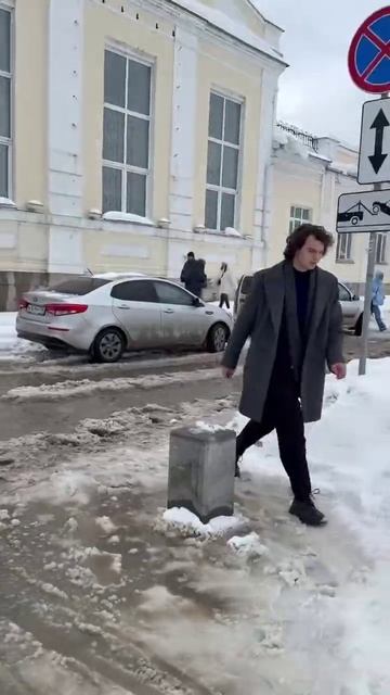 В Екатеринбурге снежная каша уже образует большие лужи