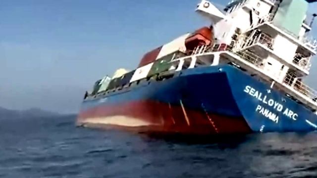 Контейнеровоз погружается на дно в водах Малайзии