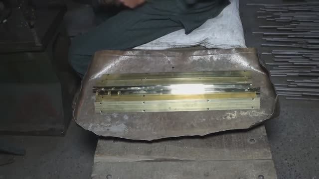 Процесс изготовления дверной защелки включает литье деталей из латуни, обработку и шлифовку. смотреть онлайн