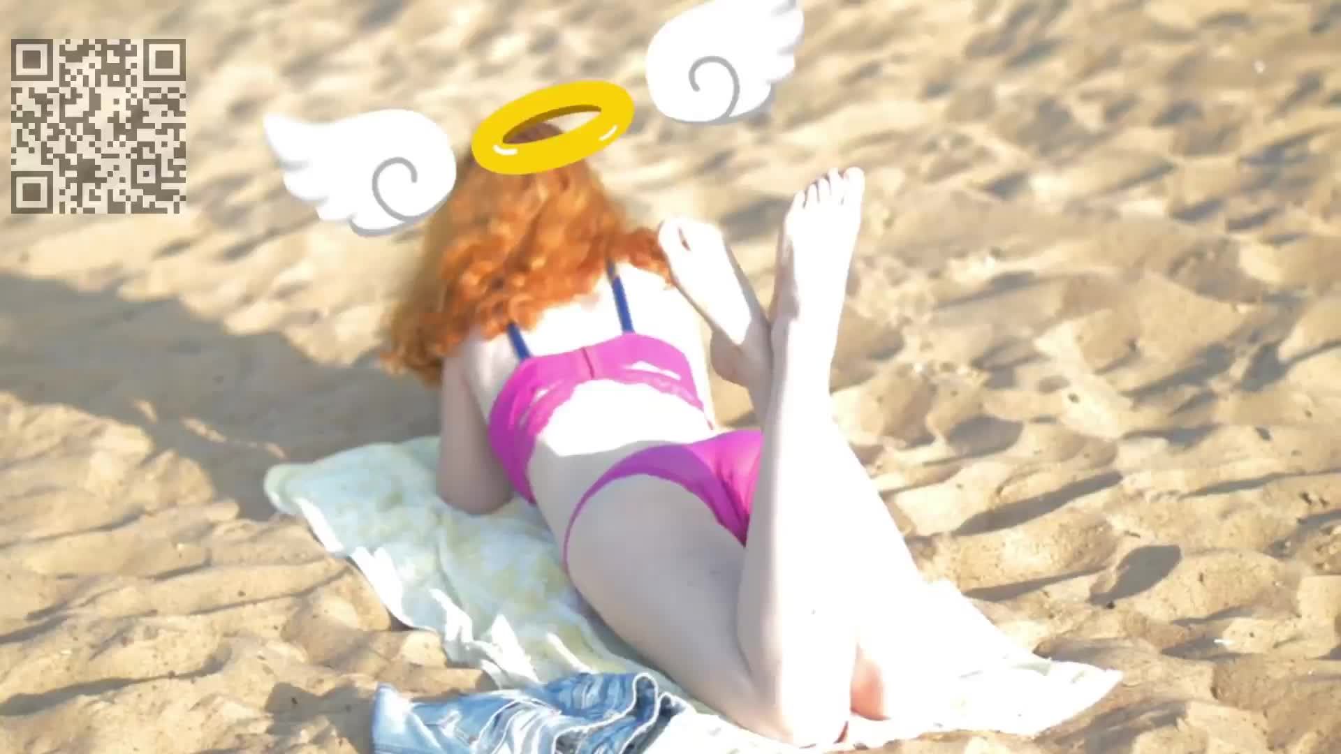 Красивая девушка загорает .