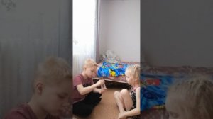 VID_20260217_172400.mp4 мы  играем с машинкой и наченаем играть в карты.