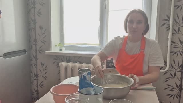 С масленицей! Готовлю с сыном тесто для блинов. смотреть онлайн