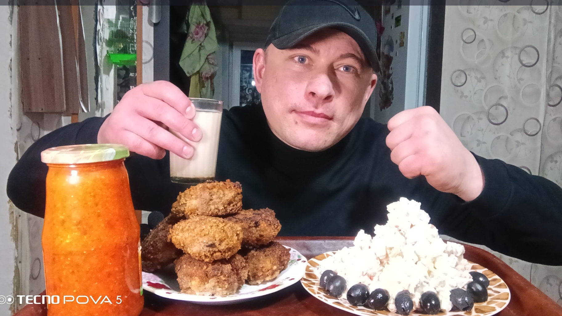 мукбанг/обжорыч/жареные котлеты, салат Оливье и домашняя Аджика/ смотреть онлайн