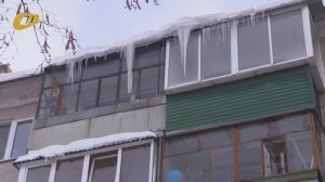 ЖИТЕЛЬНИЦА ДОМА №4 ПО ДЕТСКОМУ ПЕРЕУЛКУ ПОЖАЛОВАЛАСЬ НА ОГРОМНЫЕ СОСУЛЬКИ, СВИСАЮЩИЕ С КРЫШИ ДОМА