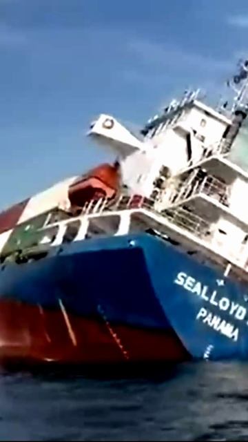 Контейнеровоз погружается на дно в водах Малайзии