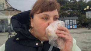 мукбанг на море ем шаурму пью кофе