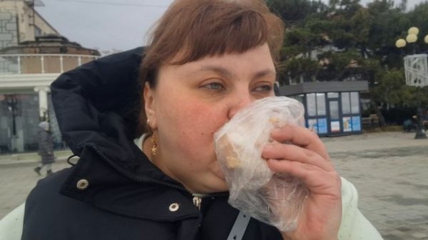 мукбанг на море ем шаурму пью кофе