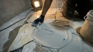 Строительство дома в лесу (ASMR) - Этот парень построил современный мини-дом в подвале сам.