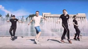 Шаффл здесь танцует и велик и мал, а мы посмотрим, мастерству их восхитимся...