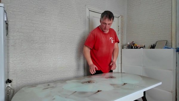 Поживём увидим. Ставим новый стол.