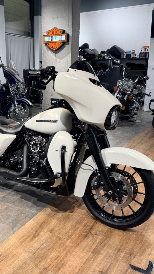2018 HD Street Glide Special White Denim (VIN *5HD*6722)