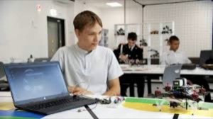 В школьную программу включат «обучение служением», сообщили в Минпросвещения РФ