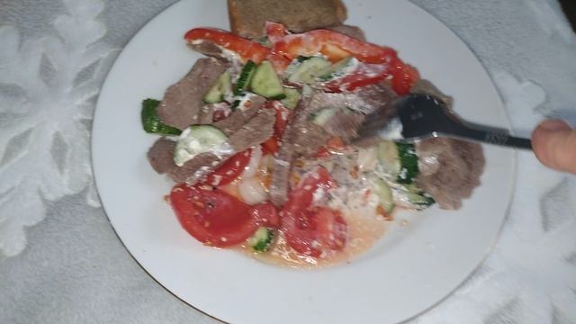 Салат с тёплой говядиной на ужин смотреть онлайн