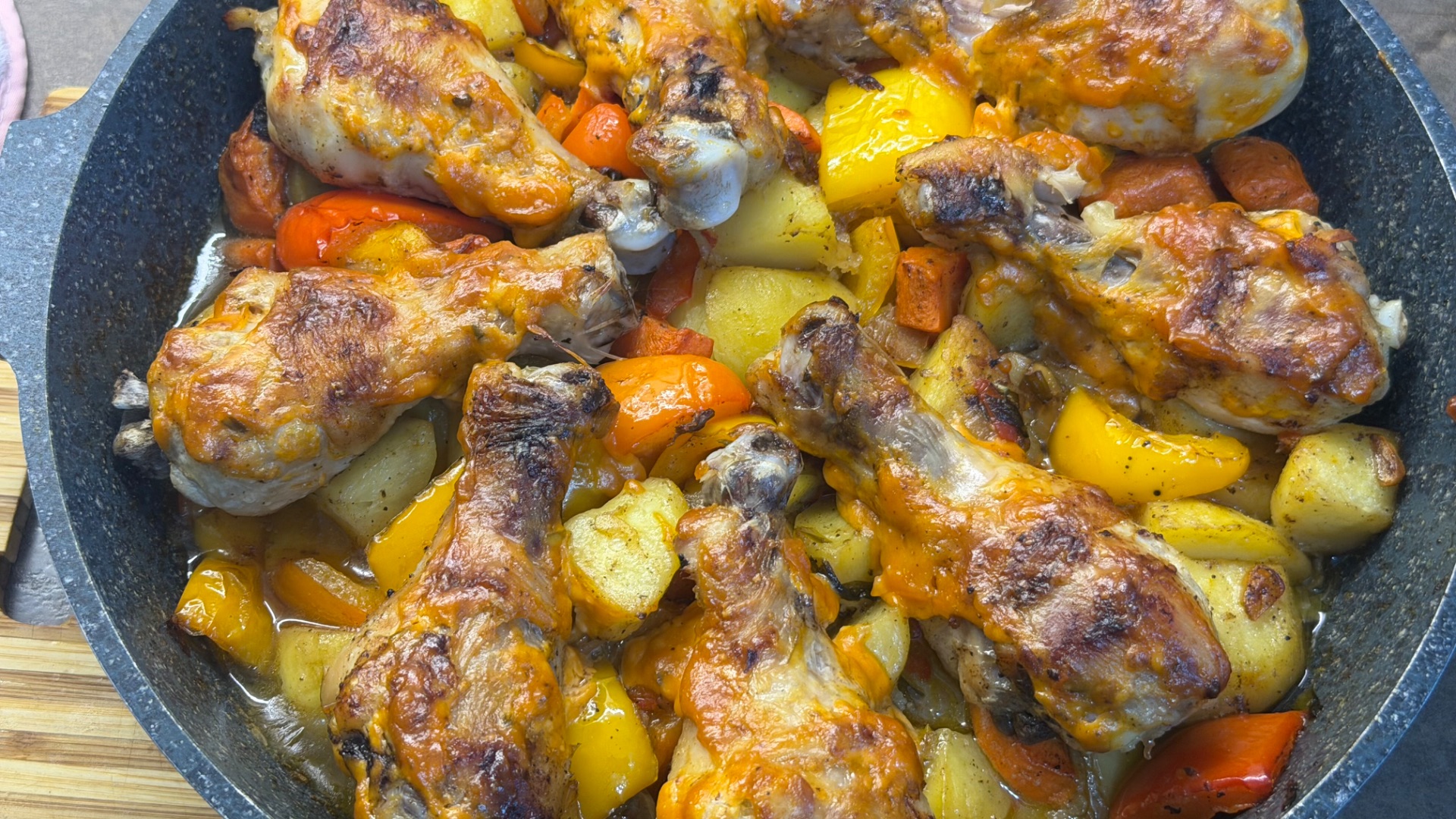 Куринная голень с овощами на сковороде