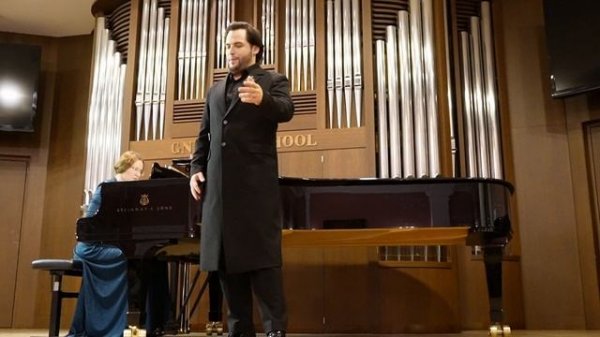 Валерий Макаров исполняет арию Эдгардо из оперы «Лючия ди Ламмермур» Доницетти.Ф-но— Ольга Воробьёва