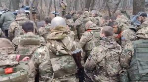 Так проходит молитва наших отважных штурмовиков перед сражением. Традиция молиться перед боем уходит