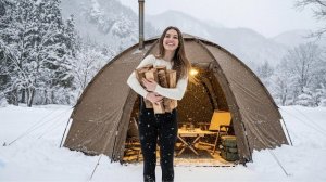 Девушка в одиночку разбивает лагерь зимой, наслаждаясь уютной и горячей сауной морозной ночью